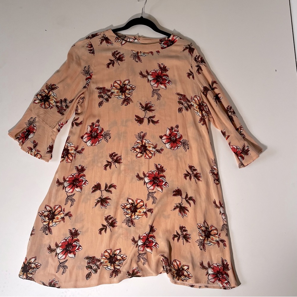 Dusty pink and rose floral drew with bell sleeves.